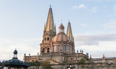Vista de la catedral de Guadalajara, México, desde la plaza principal.