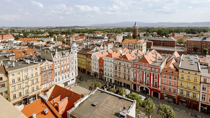 Świdnica, widok na rynek i na miasto z Wieży Ratuszowej, kolorowe zabytkowe kamienice wokół Świdnickiego rynku, Dolny Śląsk. Panorama miasta.