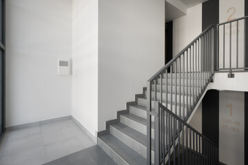 Nowoczesna klatka schodowa w budynku mieszkalnym