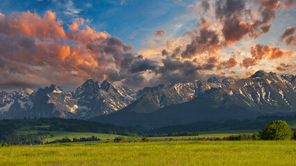 Pasmo Tatr Wysokich w świetle zachodzącego słońca