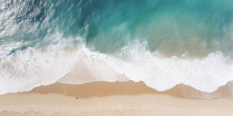 Przypływ spienionych błękitnych fal morskich na piaszczystej złotej plaży w widoku z lotu ptaka