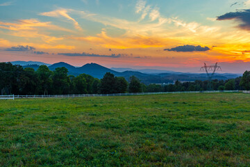 Miedzianka: Malowniczy Zachód Słońca nad Rudawami Janowickimi i Sokolikami