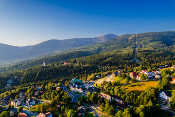Karpacz, miasto turystyczne w górach. Polska, Sudety latem, panorama z lotu ptaka.