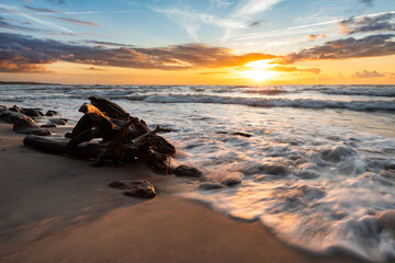 Zachód słońca nad Morzem Bałtyckim. Klif Orzechowo, Polska