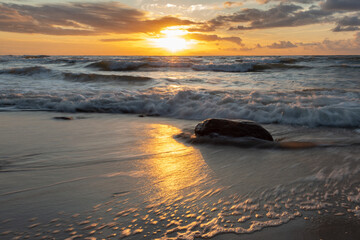 Zachód słońca nad Morzem Bałtyckim. Klif Orzechowo, Polska
