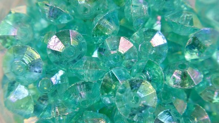 Sfondo con perline colorate in gioco verde acqua per realizzare collane o bracciali