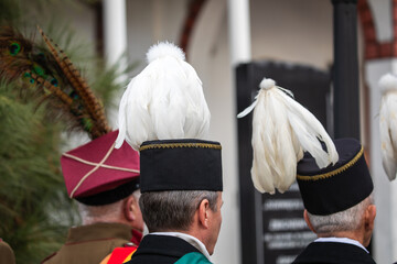 Czapka górnika z białym pióropuszem. Barbórka. Święto Górnika. Górnictwo. Czako. Galowa czapka górnicza.