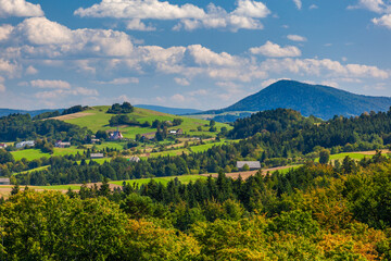 Widok na Starą Wieś w gminie Grybów i szczyt Chełm.