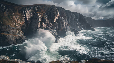 Potężne fale uderzające o klify podczas burzowej pogody.