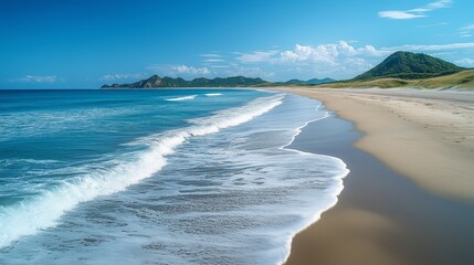 Krajobraz plaży z falami i górami w tle