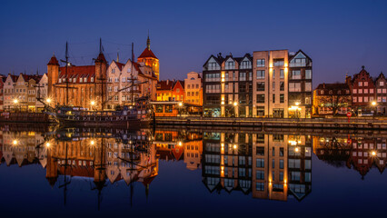 Nad Motławą w Gdańsku nocą