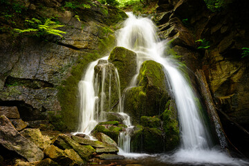 Piękny górski leśny wodospad w Beskidach