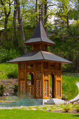 Artystyczna zabudowa odwiertu wody Jan w Krynicy.