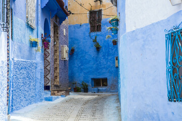 Klimatyczne uliczki w niebieskim mieście w Maroku
