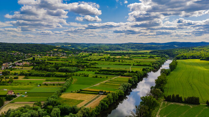 Malowniczy krajobraz wiejski z rzeką i polami uprawnymi – widok z drona