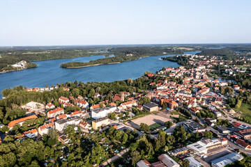 Mrągowo z lotu ptaka - widok na stare miasto i jezioro Czos