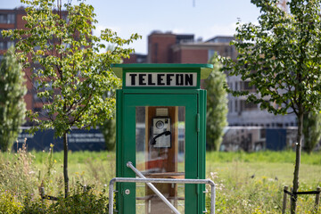 Stara budka telefoniczna na ulicy miasta