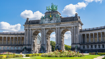Brussels, Belgium, 08.10.2025, triple triumphal arch with many tourists, in the Cinquantenaire Park many people are milling around and admiring the quadriga riding high above, sunny day in Brussel