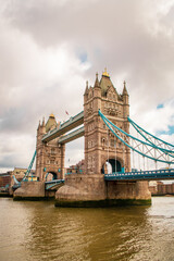 Duży most oświetlony światłem słonecznym 