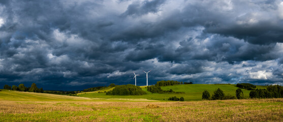 Wiatraki na tle deszczowego nieba 2025