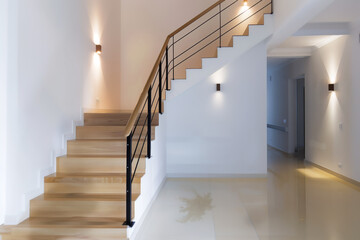 Nowoczesne schody drewniane – jasne wnętrze z minimalistycznym oświetleniem