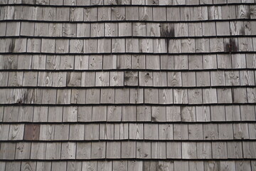 Stara drewniana dachówka na wsi w górach