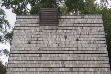 Stara drewniana dachówka na wsi w górach