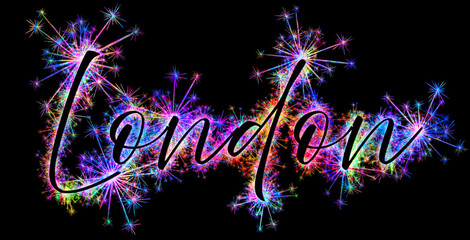 Kolorowe zimne ognie i fajerwerki układające się w kształt nazwy miasta Londyn stolicy Państwa Wielka Brytania.