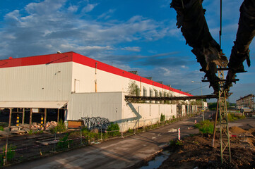 Miasto Lubin - Budynek przemysłowy starej fabryki domów z wielkiej płyty . Surowy krajobraz miejski ze śladami odnowy i zaniedbania.