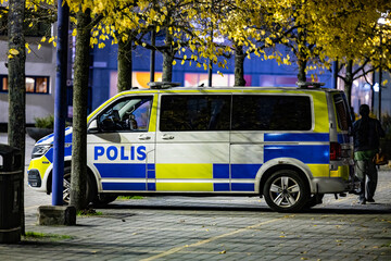 Policja szwedzka - radiowóz na patrolu w mieście. 