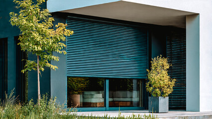 Volets roulants a demi ouverts sur baie vitrée