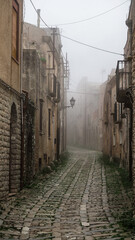 włoskiem miasteczko w górach we mgle