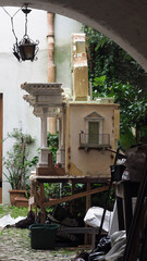 włoskiem miasteczko w górach we mgle