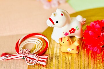 午年の年賀状素材 馬の親子と迎春飾り