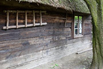 Stara drewniana wiejska chata z dachem krytym strzechą słomianą charakterystyczna kiedyś dla polskiej wsi