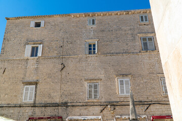 Stare zabytkowe kamienice i uliczki w mieście Trogir w Chorwacji z pięknymi oknami i okiennicami. 