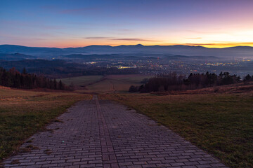 Panoramiczny widok z Góry Szybowcowej na Jelenią Górę i Karkonosze o zachodzie słońca, Dolny Śląsk, Polska