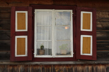 Okiennica starej chaty