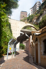 Apartamenty na skałach, wąskie uliczki, Monte Carlo, Księstwo Monako, Riwiera Francuska. Apartments on the rocks, narrow streets, Monte Carlo, Principality of Monaco, French Riviera