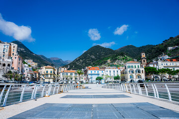 Minori – piękne miasteczko turystyczne we Włoszech na wybrzeżu Amalfi z piękną plażą i pomostem. Domy na stromym zboczu i piękne widoki.