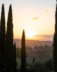 Abendstimmung im Val d‘Orcia, Toskana (Italien) - Blick über Monticciello bis nach Pienza