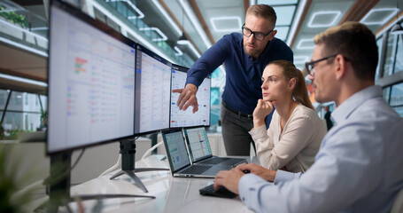 Experienced ERP Consultant Guides Diverse Team
