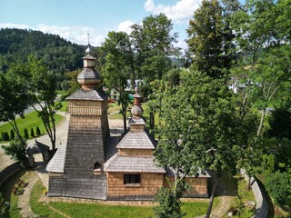 Powroznik - Polska Pięknie położona wieś w Beskidach i stara drewniana cerkiew, zdjęcie wykonane dronem. Cerkiew, góry, zdjęcie z drona, piękne miejsce