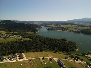 Jezioro Czorsztyńskie - Polska Piękne jezioro na pograniczu gór Pienin i Tatr, zdjęcie wykonane dronem. Lato, wiosna, jesień, jezioro, góry, pola, niebo ,zamek, plaża, piękne widoki.